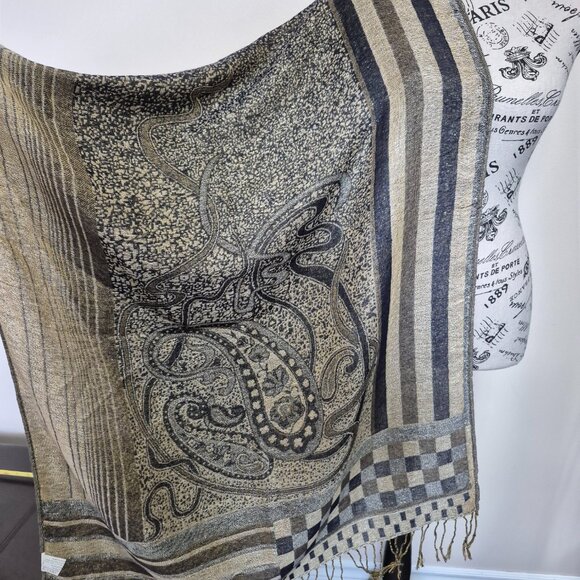 Wrap / Scarf - Picture 3 of 10